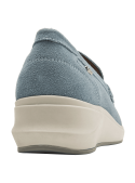 Mocasín de cuero gamuzado celeste con herraje metálico en la parte superior, estilo casual para mujer.