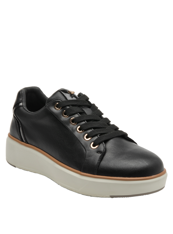 Zapatilla de cuero negro con detalles dorados, versátil para ocasiones informales y semi-formales.