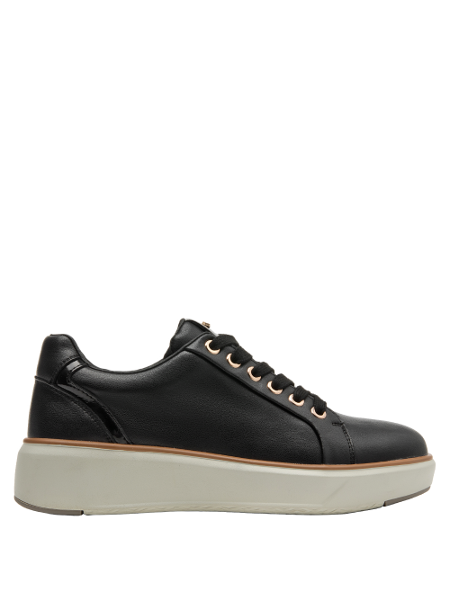 Zapatilla de cuero negro con detalles dorados, versátil para ocasiones informales y semi-formales.