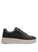 Moderna zapatilla de cuero negro para mujer, ideal para un look casual chic.