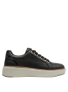 Moderna zapatilla de cuero negro para mujer, ideal para un look casual chic.