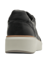 Zapatilla negra de cuero con ojales dorados y suela blanca, combinando deportividad y sofisticación.