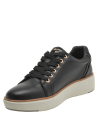 Zapatilla deportiva de cuero negro para mujer con detalles dorados y suela blanca gruesa.