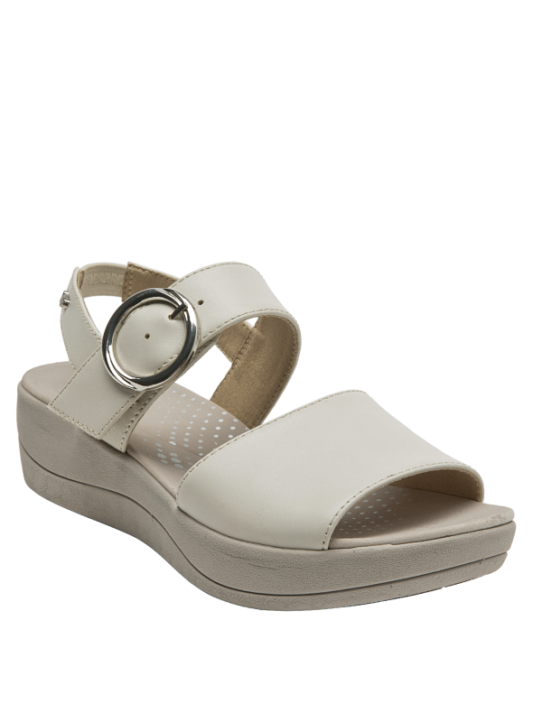 Sandalia de cuero blanco con hebilla decorativa, ideal para looks casuales.