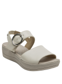 Sandalia de cuero blanco con hebilla decorativa, ideal para looks casuales.