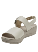 Sandalia casual de cuero blanco, suela moderada para altura y comodidad.