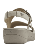 Sandalia de cuero blanco para mujer con hebilla metálica circular y diseño minimalista elegante.