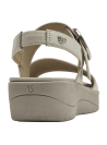 Sandalia de cuero blanco para mujer con hebilla metálica circular y diseño minimalista elegante.