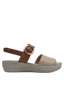 Sandalia casual multicolor de cuero para mujer, perfecta para combinar con vestidos veraniegos.