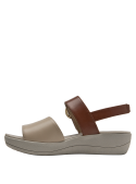 Sandalia casual de cuero multicolor para mujer, destacada por su hebilla dorada elegante.