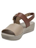 Sandalia de cuero multicolor para mujer, ideal para primavera-verano, con correas café y beige.