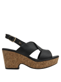 Sandalia negra de cuero versátil, perfecta para eventos casuales o semi-formales.