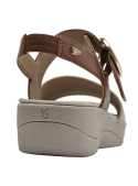 Sandalia multicolor de cuero para mujer, con hebilla dorada y diseño casual moderno.
