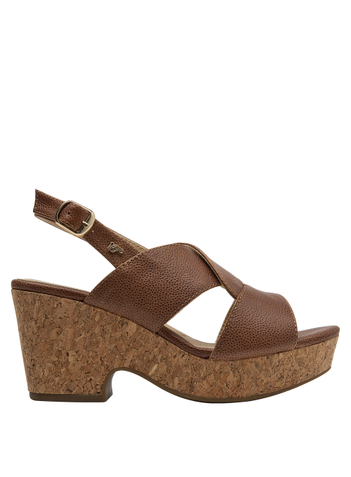 Elegante sandalia camel con plataforma que imita el corcho, ideal para looks bohemios.