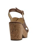 Sandalia casual de cuero camel, perfecta para combinar con vestidos y jeans en verano.