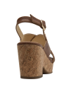 Sandalia casual de cuero camel, perfecta para combinar con vestidos y jeans en verano.