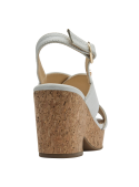 Sandalia de mujer en cuero blanco con correa ajustable y hebilla dorada, fresca y versátil.