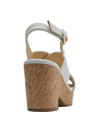 Sandalia de mujer en cuero blanco con correa ajustable y hebilla dorada, fresca y versátil.
