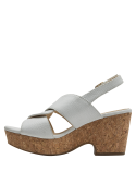 Detalle de tiras anchas en cuero blanco con textura granulada, estilo casual femenino.