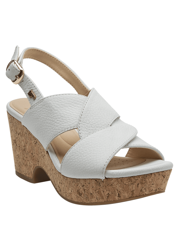 Sandalia de cuero blanco con tiras cruzadas y hebilla dorada, diseño casual y moderno para mujer.