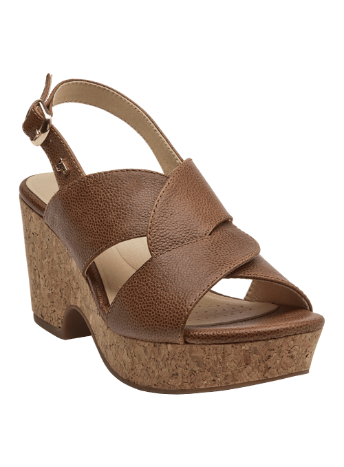 Elegante sandalia camel con plataforma que imita el corcho, ideal para looks bohemios.
