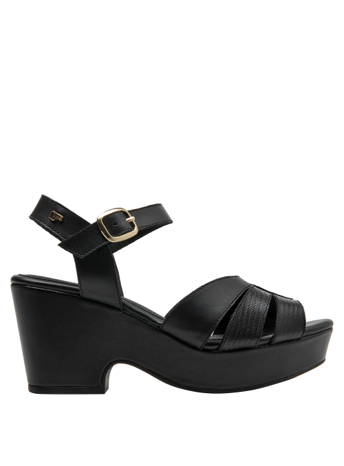 Sandalia de mujer en cuero negro, versátil y cómoda, combina con jeans o faldas para salidas casuales.