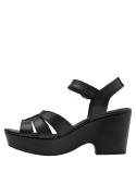 Calzado de mujer en cuero negro con plataforma y tacón cuña, perfecto para eventos semi-formales.