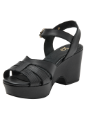 Sandalia de cuero negro con tiras entrecruzadas y hebilla dorada, ideal para un look casual elegante.