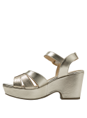 Cuero dorado brillante en sandalia femenina de plataforma, perfecta para combinar con vestidos de noche.