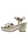 Cuero dorado brillante en sandalia femenina de plataforma, perfecta para combinar con vestidos de noche.