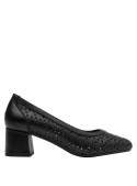 Calzado femenino de cuero negro con tacón medio y patrón floral calado, versátil para eventos formales.