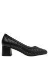 Calzado femenino de cuero negro con tacón medio y patrón floral calado, versátil para eventos formales.