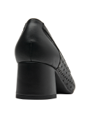 Elegante zapato de cuero negro para mujer, diseño calado floral, perfecto para climas cálidos.