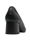 Elegante zapato de cuero negro para mujer, diseño calado floral, perfecto para climas cálidos.