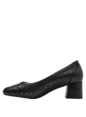 Calzado de cuero negro femenino con patrón floral calado, ideal para ocasiones semi-formales.