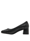 Calzado de cuero negro femenino con patrón floral calado, ideal para ocasiones semi-formales.