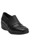 Zapato negro de cuero para mujer, versátil para atuendos formales y casuales.
