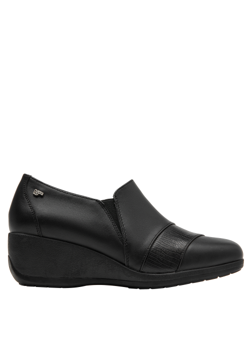 Zapato negro de cuero para mujer, versátil para atuendos formales y casuales.