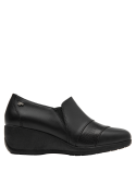 Calzado de cuero negro para mujer, diseño minimalista y suela cuña cómoda.