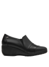 Calzado de cuero negro para mujer, diseño minimalista y suela cuña cómoda.