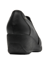 Zapato casual de cuero negro para mujer con patrón decorativo frontal moderno.