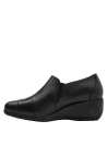 Elegante zapato negro de cuero para mujer con suela cuña, ideal para uso diario.