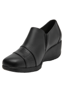 Zapato de cuero negro para mujer con textura suave y detalle frontal en relieve sofisticado.