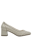 Zapato de cuero blanco, versátil y combinable, perfecto para ocasiones diurnas y laborales.