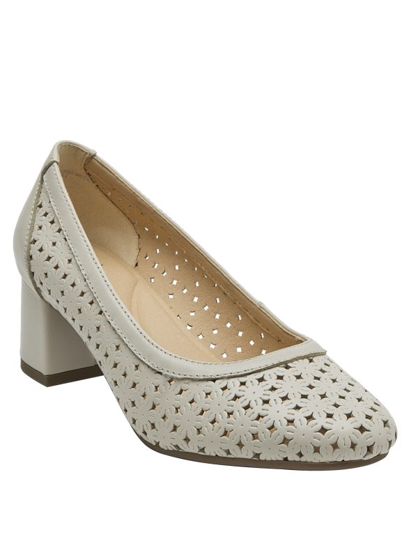Calzado de cuero blanco para mujer, estilo romántico y vintage con detalles modernos.