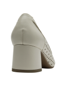 Zapato de mujer en cuero blanco, textura suave y calados florales que aportan ligereza.