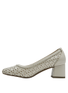 Elegante zapato de cuero blanco, diseño femenino y calado floral, ideal para eventos semi-formales.