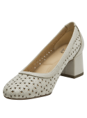 Zapato de cuero blanco calado con patrón floral, estilo casual para mujer.