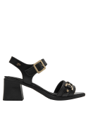 Versátil sandalia de cuero negro con diseño clásico, ideal para combinar con vestidos y conjuntos formales.