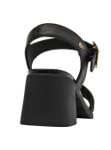 Sandalia formal de cuero negro con diseño minimalista y acentos modernos, perfecta para moda urbana.